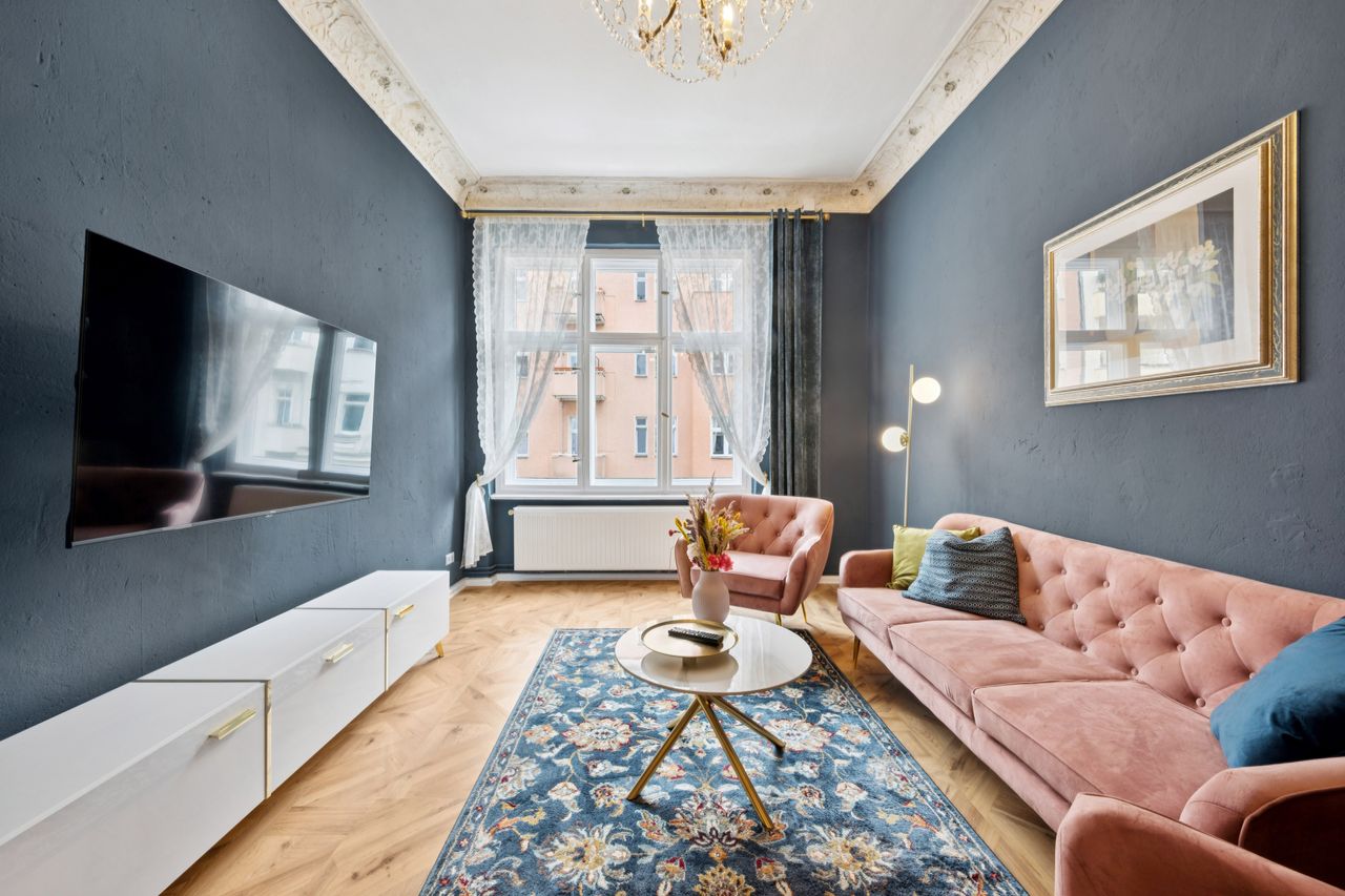 2-room old building apartment with stucco & balcony